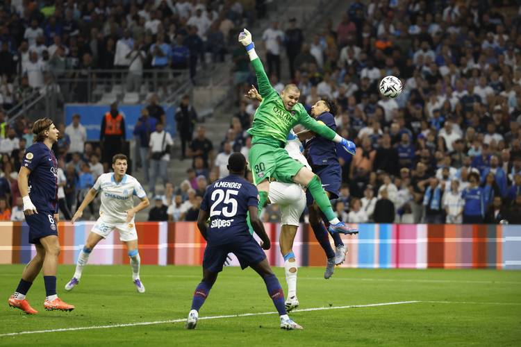 世体：欧洲各大豪门密切关注帕尼切利，有传言称巴萨有意球员（世体：欧洲豪门盯上帕尼切利，传巴萨有意引进）