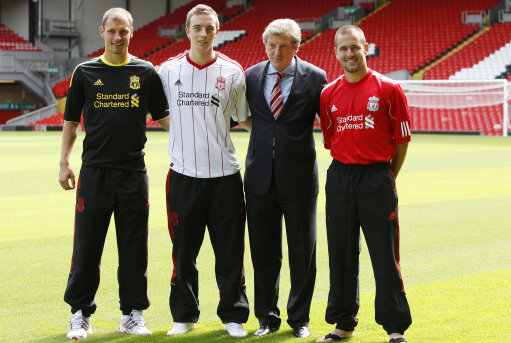 前锋远射破门，全场欢呼（前锋远射建功，全场沸腾）