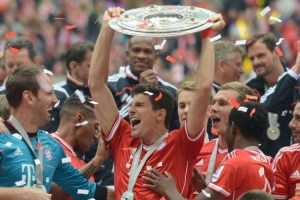 庆祝欧洲杯夺冠，英格兰女足前锋凯莉在伦敦街头跳舞（英格兰女足前锋凯莉伦敦街头起舞，庆祝欧洲杯夺冠）