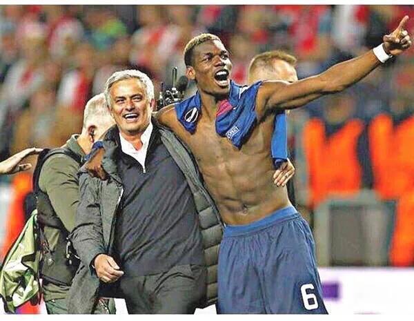 利物浦发角球期间 萨拉赫和亨德森聊了很久（利物浦角球时，萨拉赫与亨德森长时间交流）