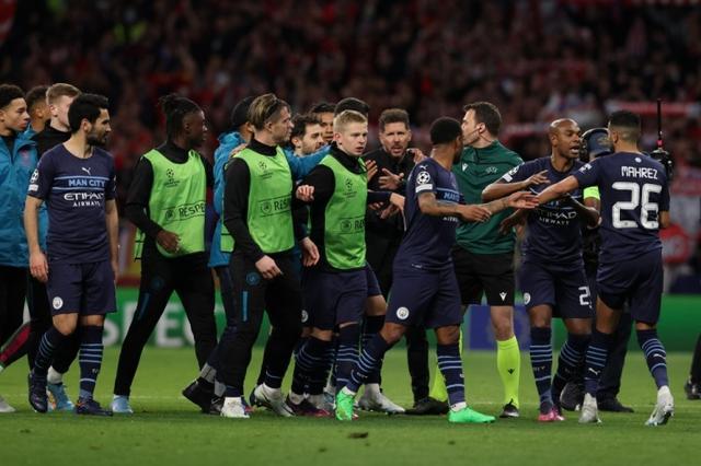 王曼昱3-0横扫李恩惠，发挥稳定，技术多样，孙颖莎等队友观战学习。（王曼昱3-0完胜李恩惠，状态稳健技法多变，孙颖莎等队友场边观摩学习）