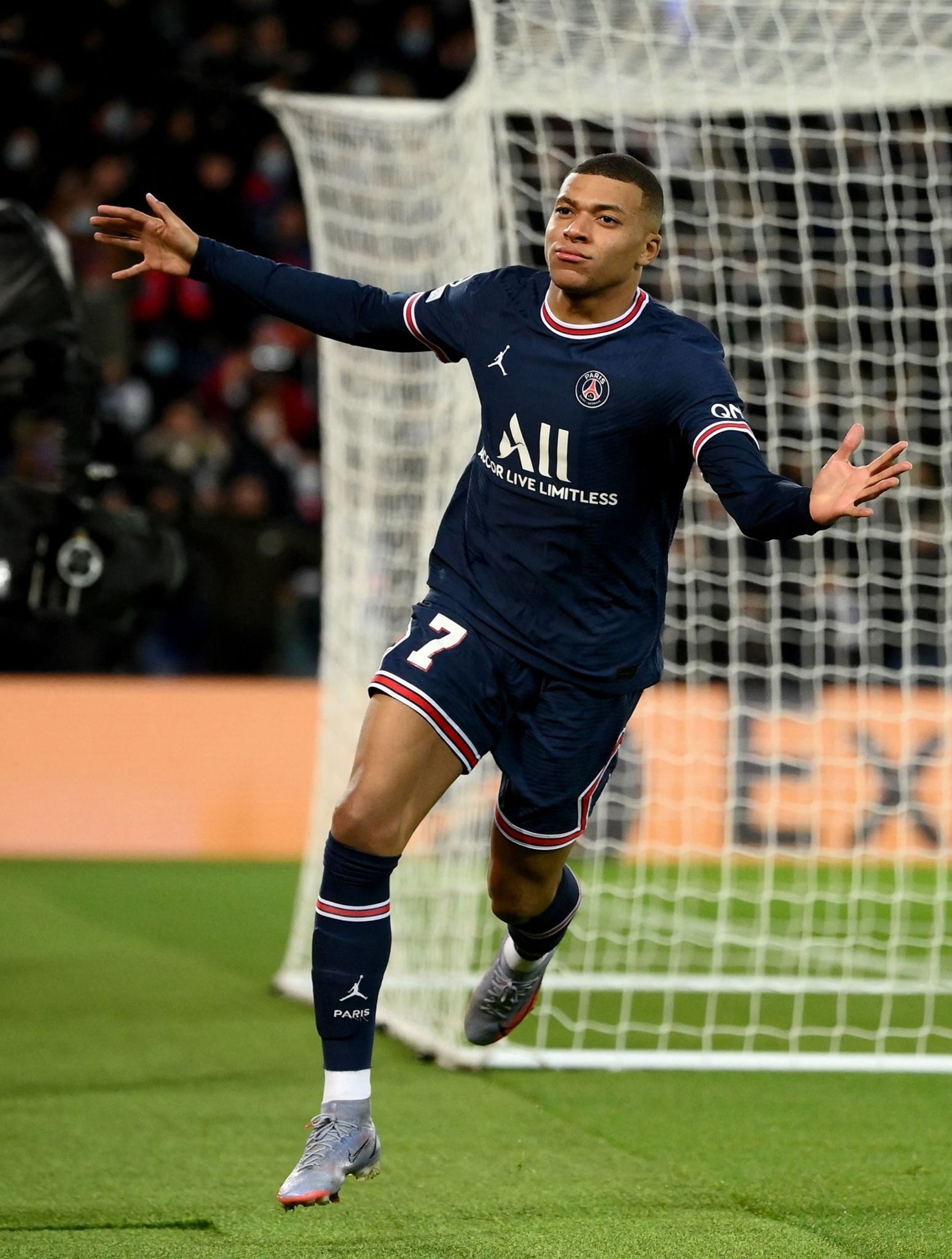 热身赛：U18国青2-1吉尔吉斯斯坦U18，魏祥鑫、贾伟伟建功（U18热身赛：国青2-1击败吉尔吉斯斯坦U18，魏祥鑫与贾伟伟破门）