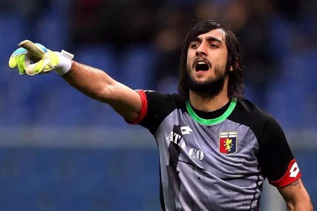 萨里：建议把VAR设备放的离替补席远一点，裁判需要冷静判断（萨里建议将VAR设备远离替补席，裁判需在冷静环境中判罚）