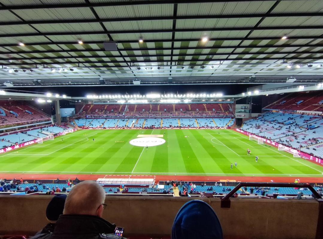 巴萨主席拉波尔塔圣诞晚宴展现亲和力 球队领跑西甲前景光明（拉波尔塔圣诞宴上亲和满满 巴萨领跑西甲前景大好）