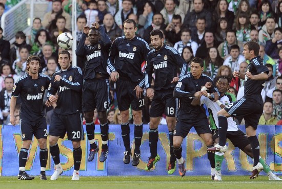 孔帕尼：球队处于困境时两名球员挺身而出，这就是我们的实力（孔帕尼：困境中两名球员挺身而出，展现了我们的实力）