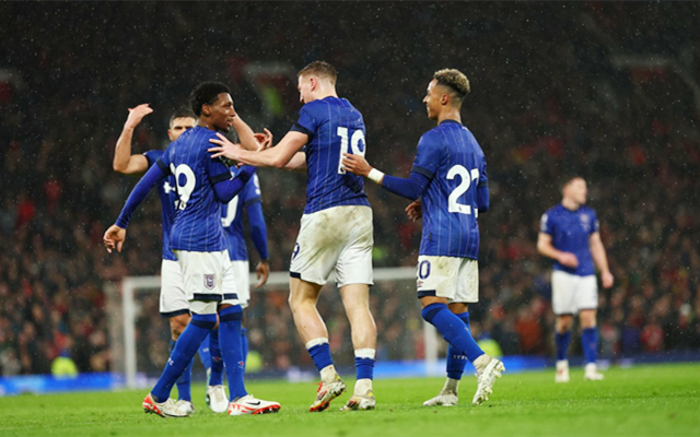 梅西雕像揭幕仪式上，梅西与宝莱坞影星沙鲁克-汗合影（梅西雕像揭幕现场，梅西与宝莱坞巨星沙鲁克·汗同框合影）