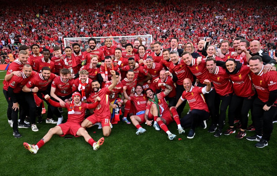 豪门后防崩溃，连续被打穿（豪门防线瓦解，连遭突破）